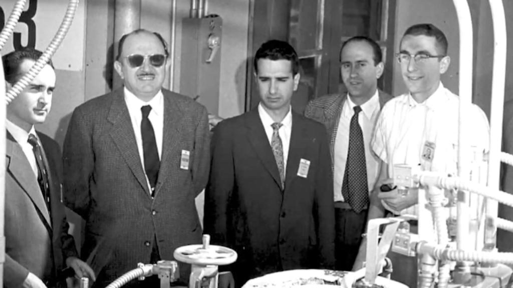 En el centro, Guillermo Velarde, director del Proyecto Islero.