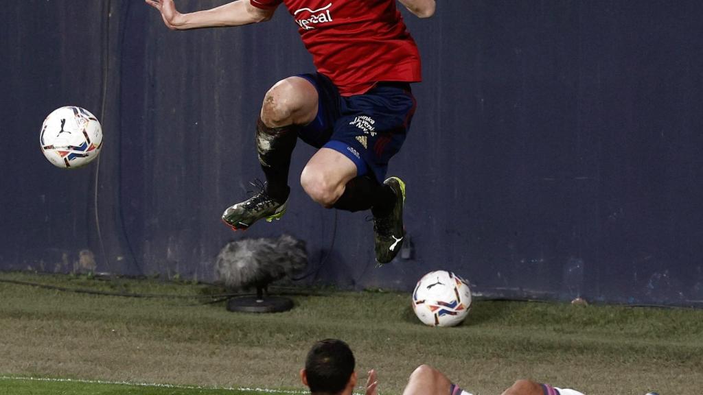 Budimir salta en la disputa de un balón