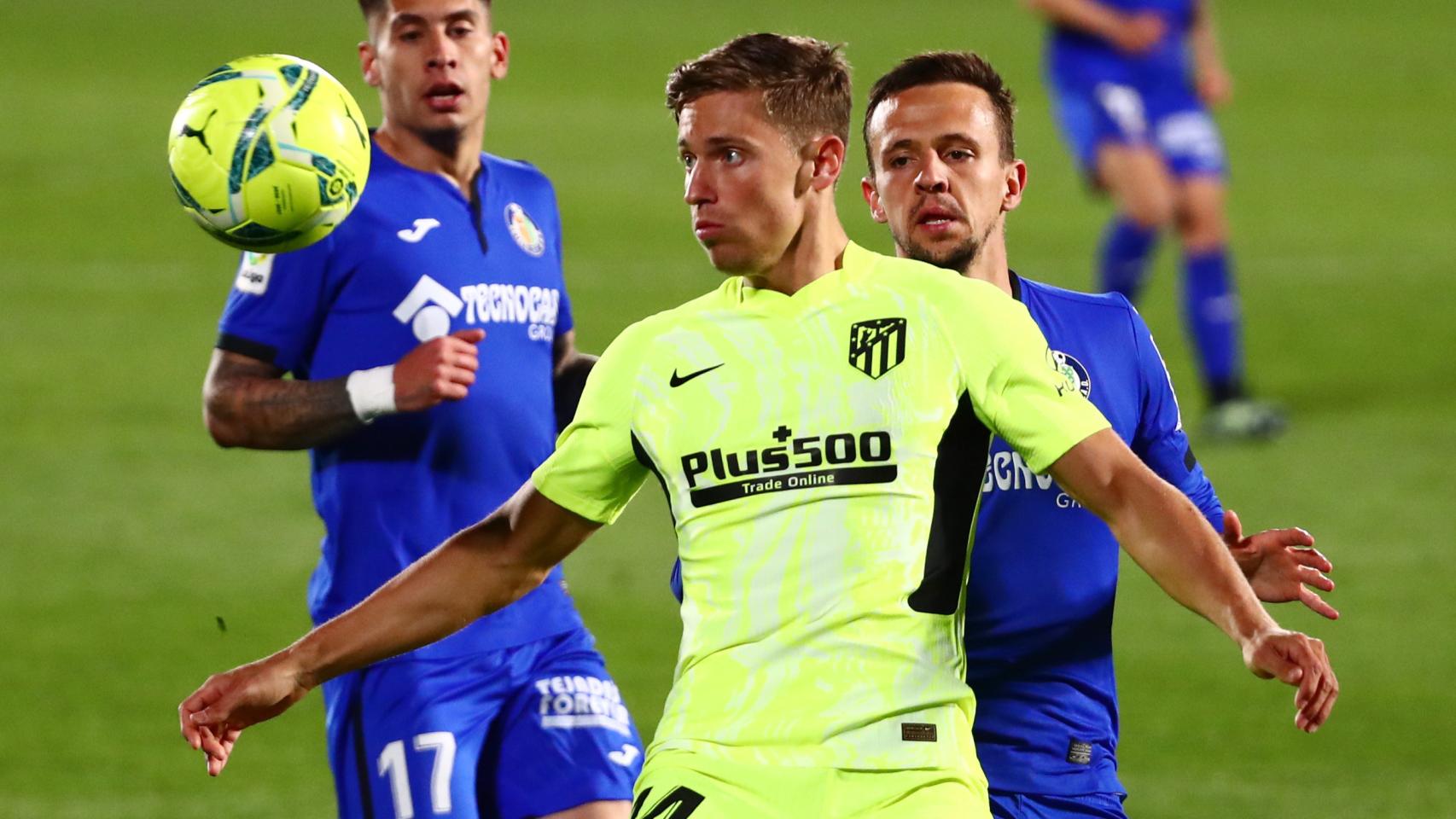 Marcos Llorente en acción con Marc Cucurella