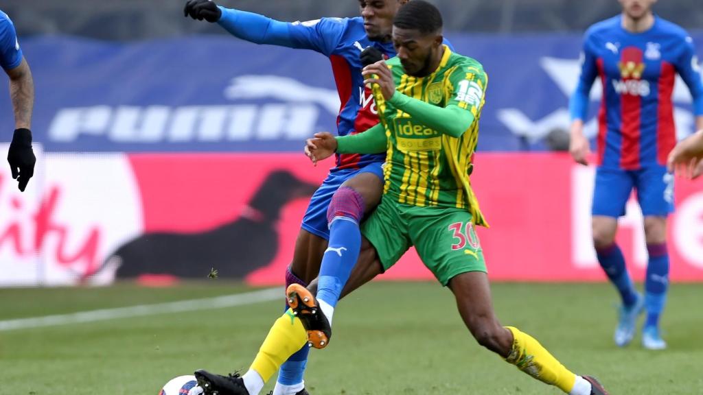 Zaha pelea un balón en el Crystal Palace - West Bromwich Albion