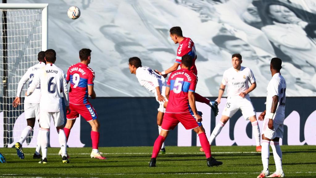 Dani Calvo supera a la defensa del Real Madrid y adelanta al Elche