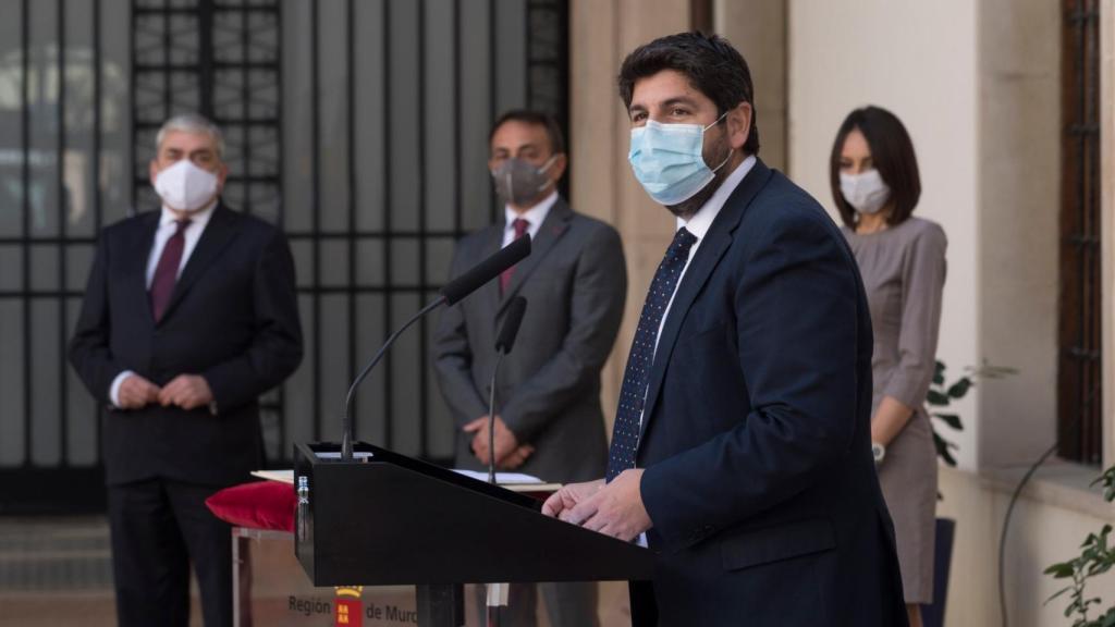Antonio sánchez, Francisco Alvarez y María Valle Miguelez junto a López Miras.