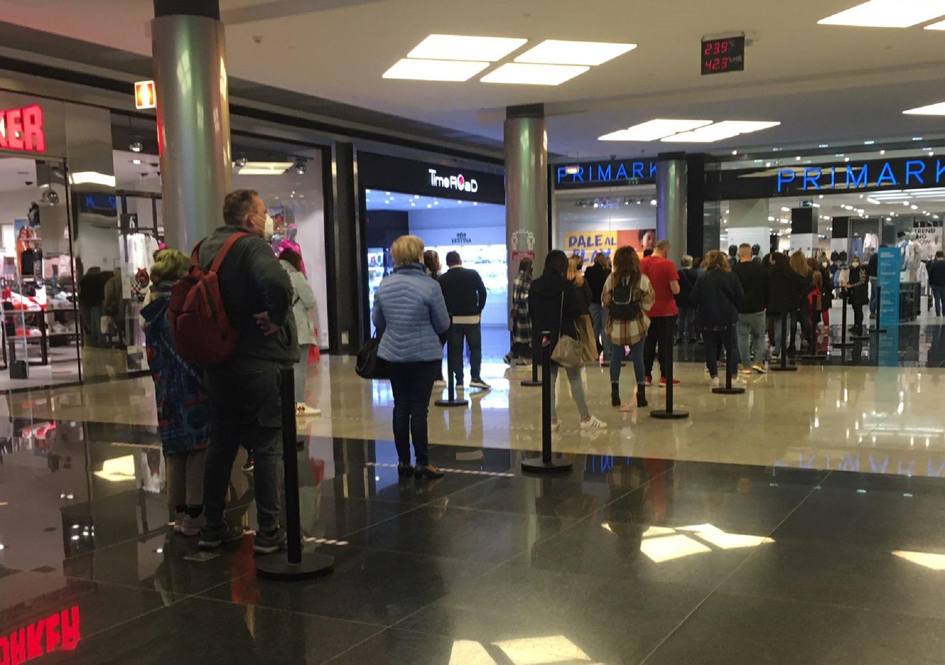 Cola para entrar en Primark esta mañana en A Coruña (Cedida).