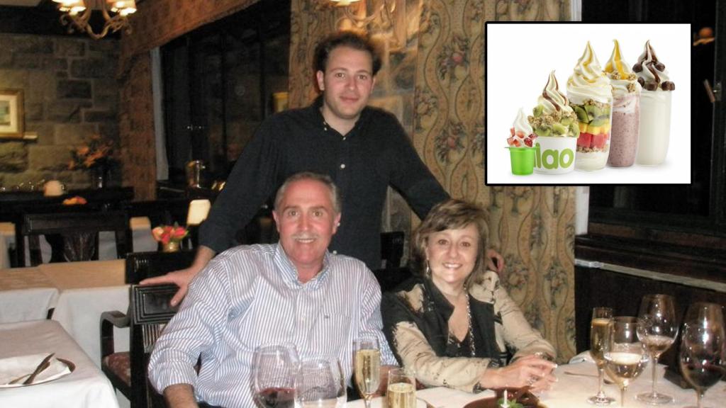 Pedro Espinosa Martínez, CEO de llaollao, junto a sus padres, Pedro y Yolanda.