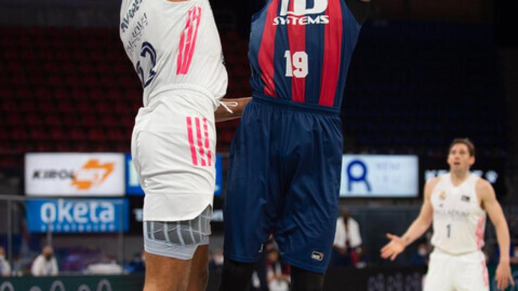 Tavares taponando ante Baskonia