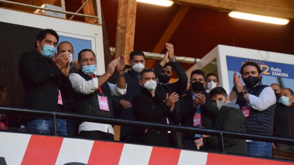 Fernando Hierro acompaña al Zamora CF en su último partido en casa de la fase regular, en marzo de 2021