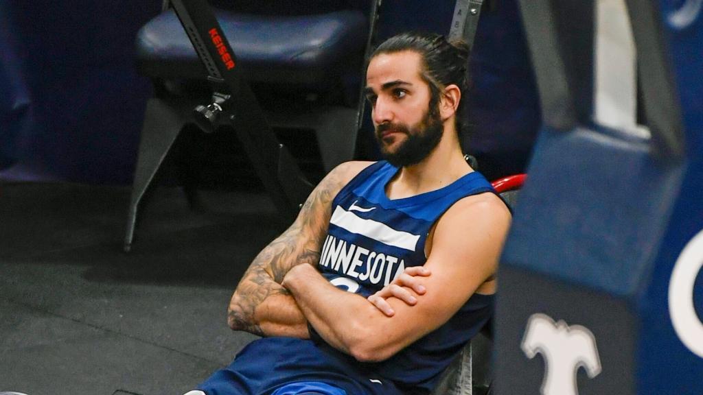 Ricky Rubio descansa durante un partido con Minnesota Timberwolves