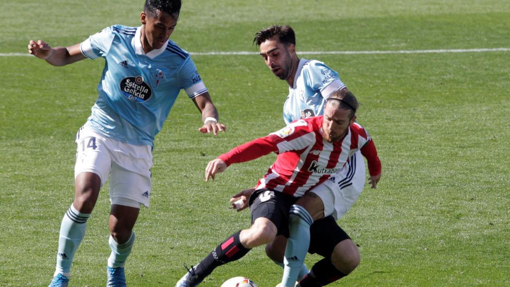 Brais Méndez e Iker Muniaín, durante el Celta - Athletic