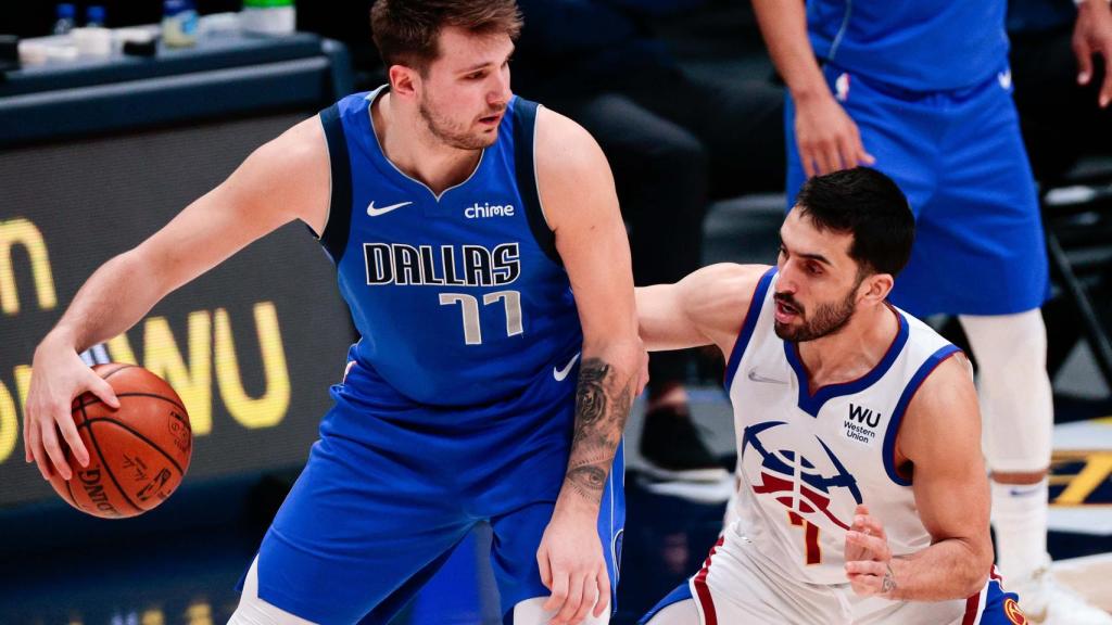 Luka Doncic y Facundo Campazzo, durante un partido en la NBA