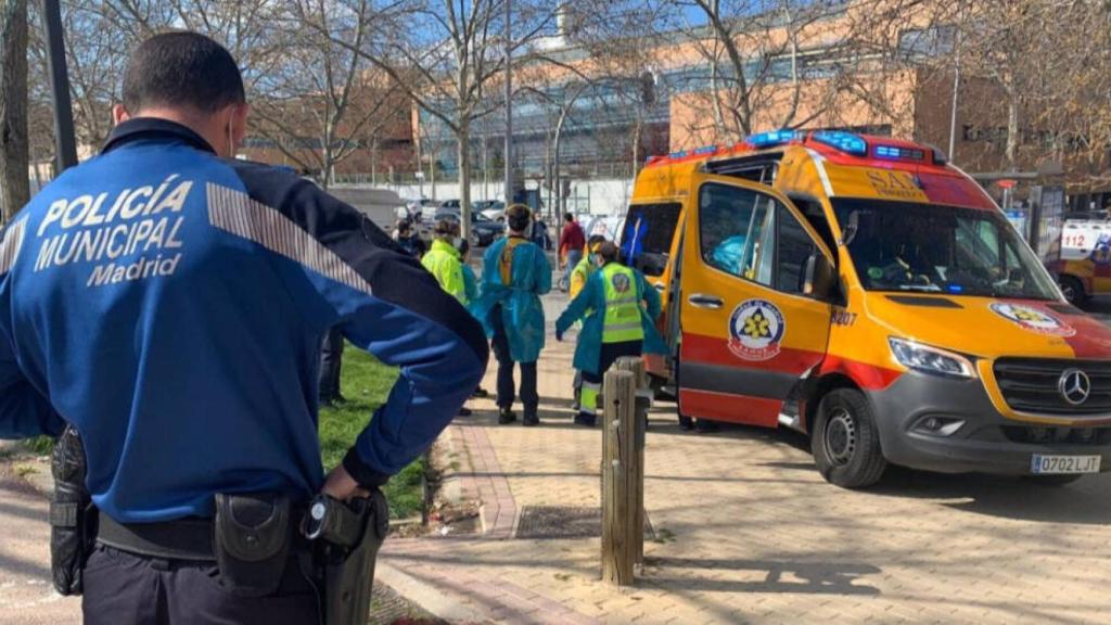 Atropello de una mujer de 79 años en un carril-bici del Parque de la Cuña Verde en Madrid por un patinador que se ha dado a la fuga. Foto: EMERGENCIAS MADRID