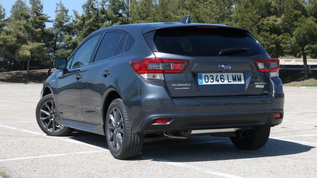 Este coche destaca por su tamaño, ya que roza los 4,5 metros, lo que le sitúa como un compacto de gran longitud.