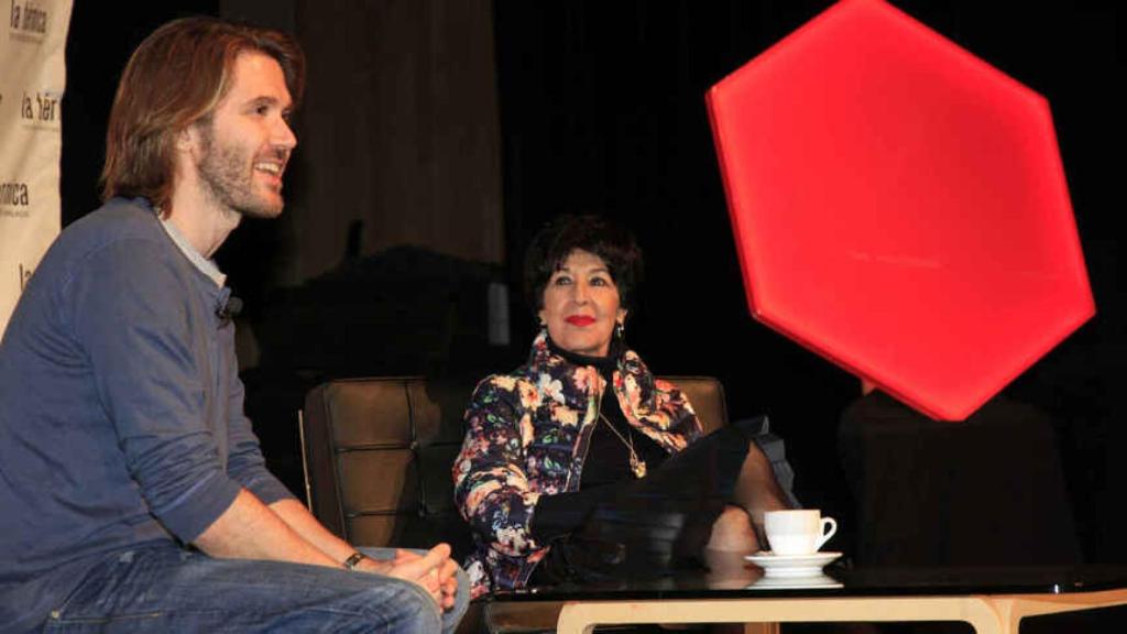 Manuel y su madre durante el acto 'Un café con...' en Málaga.