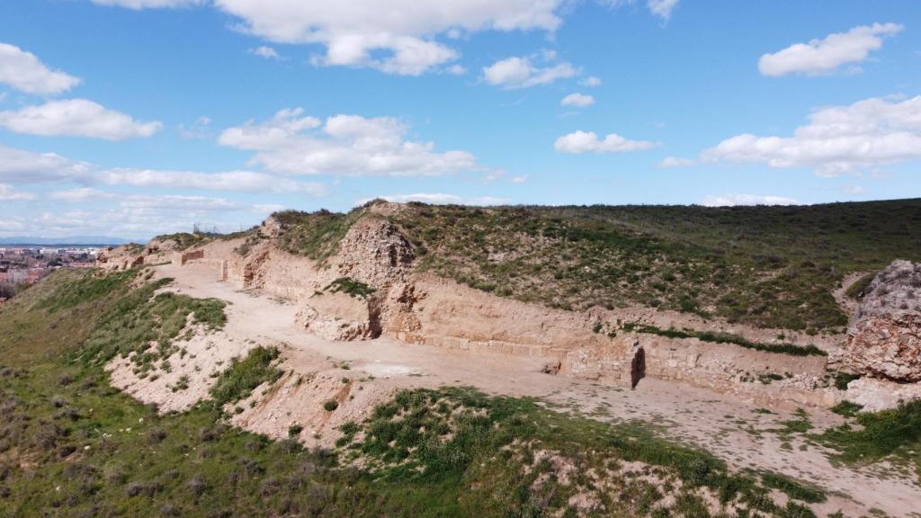 Parte de la muralla de la fortaleza sucumbió al asedio cristiano de 1118.
