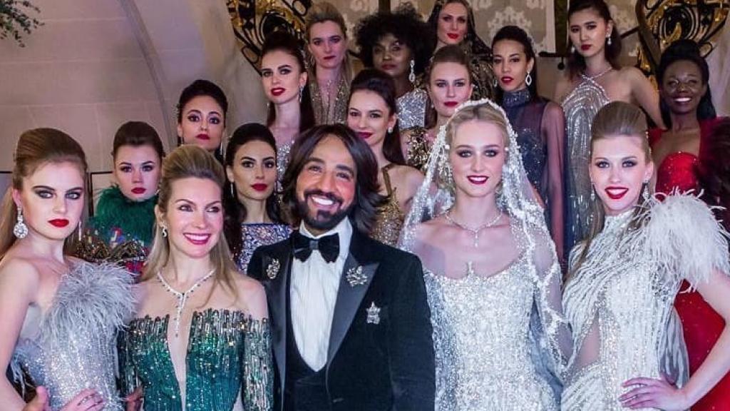El diseñador Hany El Behairy posando con las modelos que llevan algunos de sus diseños.