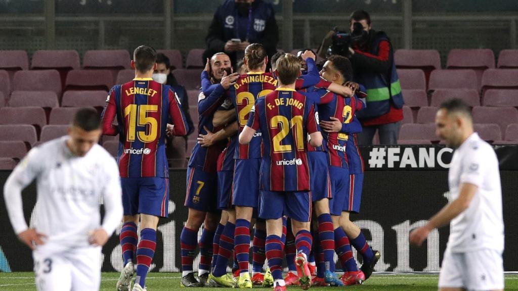 Piña de los jugadores del Barcelona para celebrar el gol de Messi