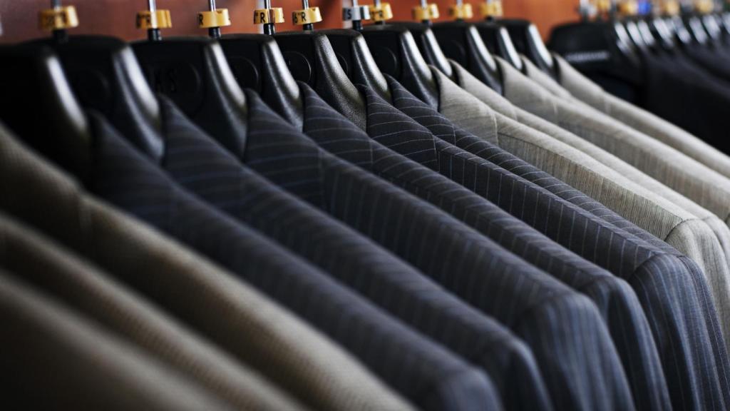 El galán de noche, la mejor opción para tener tu traje preparado para el día siguiente