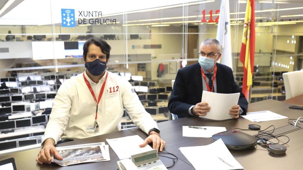 El director xeral de Interior e Emerxencias, Santiago Villanueva, y el gerente de la Axega, Marcos Araújo, presentan la memoria anual del 112.