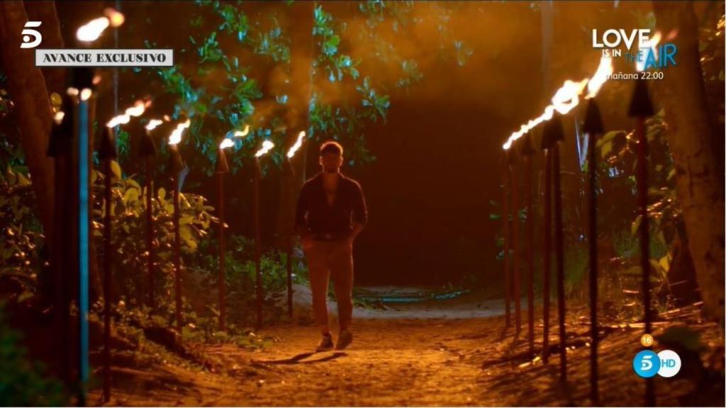 Isaac llegando a la hoguera para verse las caras con Jesús.