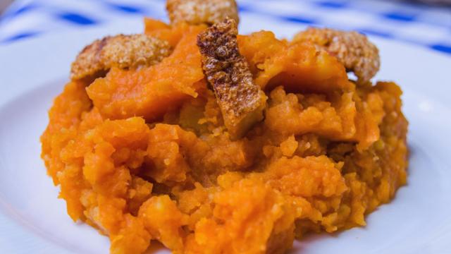 Receta paso a paso de patatas revolconas, meneás, machaconas o revueltas.