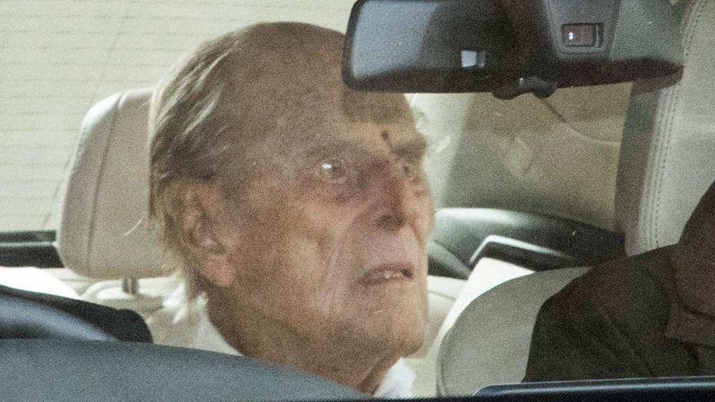 El príncipe Felipe abandonando el hospital este martes.