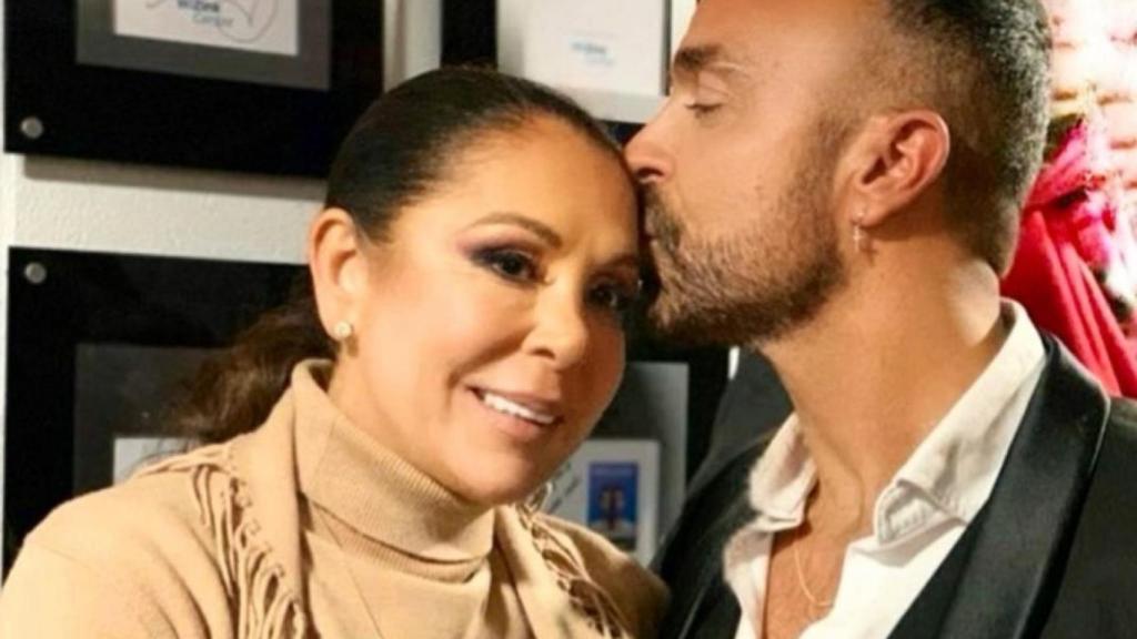 Luis Rollán junto a Isabel Pantoja en una imagen de las redes sociales del periodista.