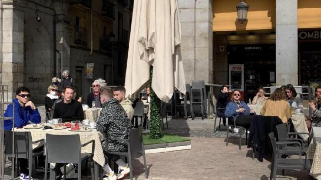 Un grupo de franceses se toman algo en una terraza en Madrid.
