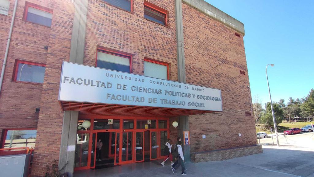 La entrada a la Facultad de Ciencias Políticas y Sociología de la UCM.