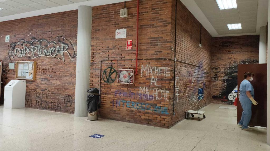 Las paredes pintadas de la facultad.