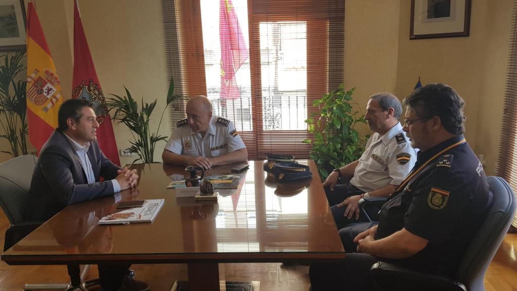 El alcalde de Alcantarilla, Joaquín Buendía, con  el jefe de la Comisaría Local de la Policía Nacional de Alcantarilla, el inspector Jefe José Ramón Amorós Gil.