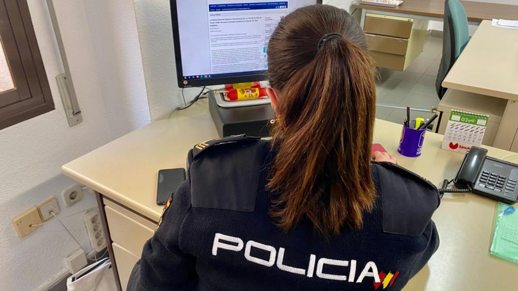 Una agente de la Policía Nacional tramitando una denuncia.