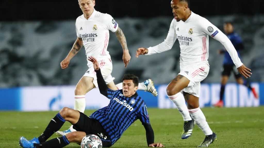 Matteo Pessina perseguido por Toni Kroos y Eder Militao