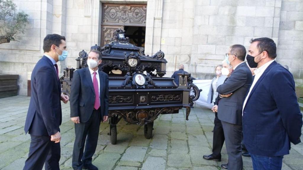Abel Caballero durante su visita a la Basílica de Santa María