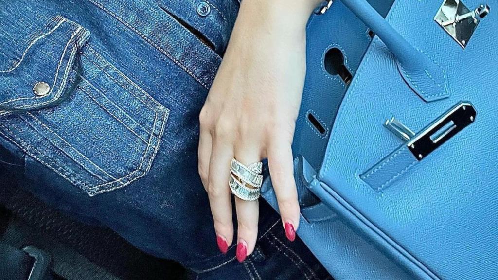 Georgina junto a su reloj Audemars Piguet y su Birkin de Hermès.