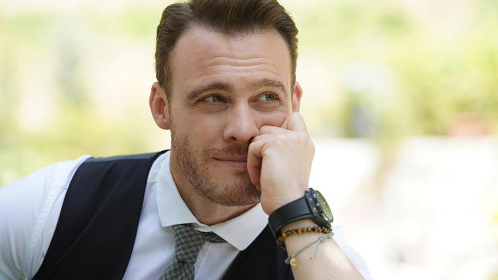 Kerem Bürsin, en una imagen promocional de la serie 'Sen çal kapimi', traducida como 'Love is in the air'..