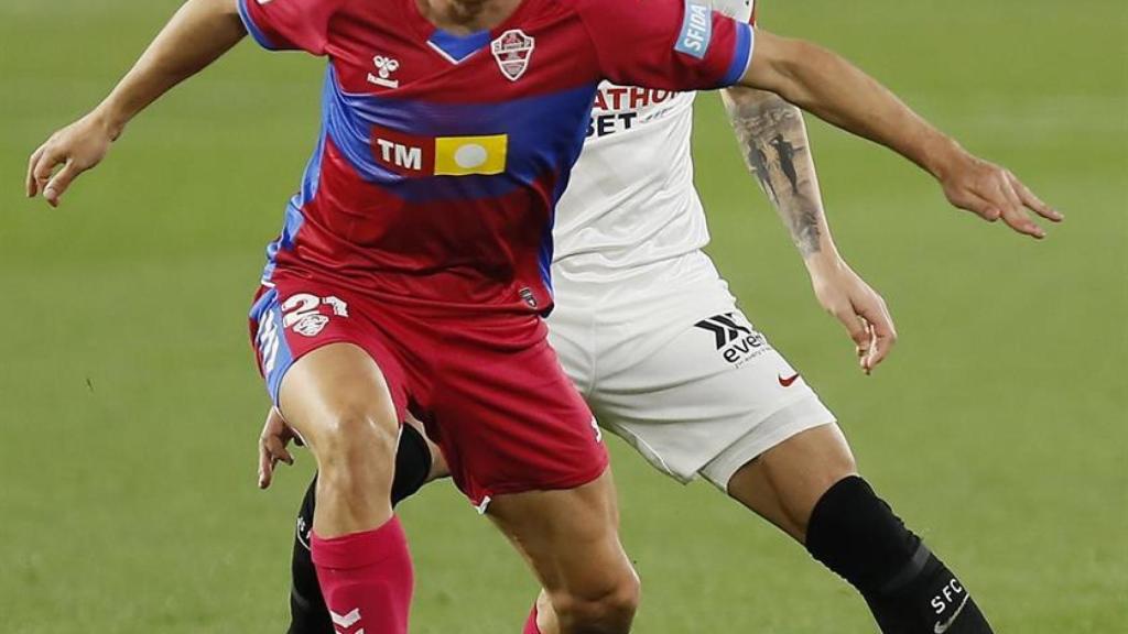 Guido Carrillo protege el balón ante la presión de Gudelj