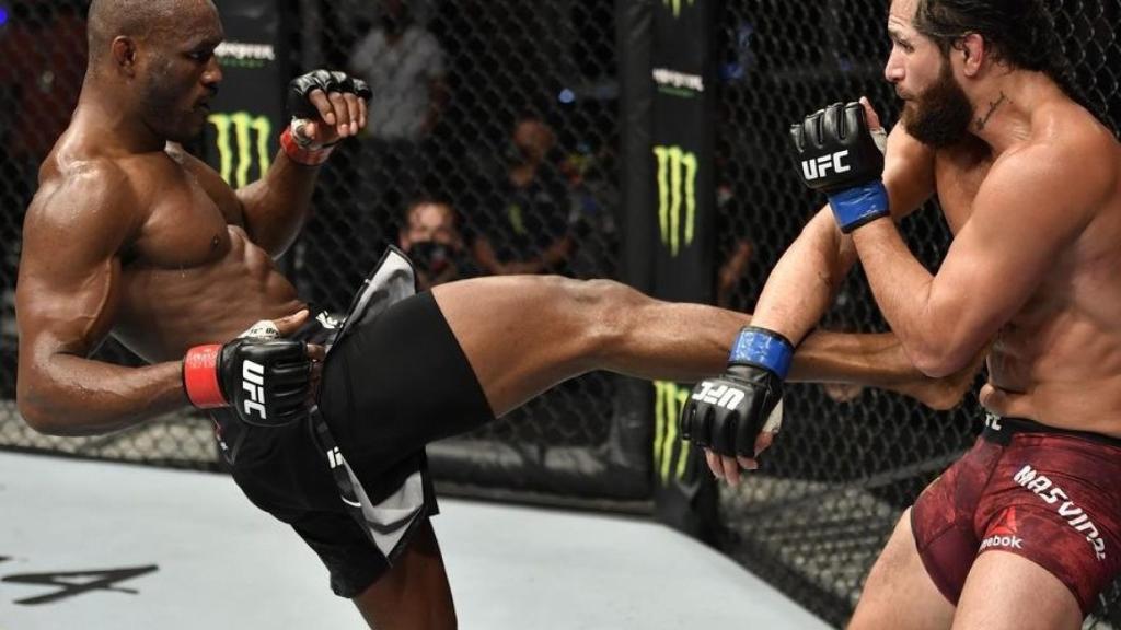Kamaru Usman golpea a Jorge Masvidal