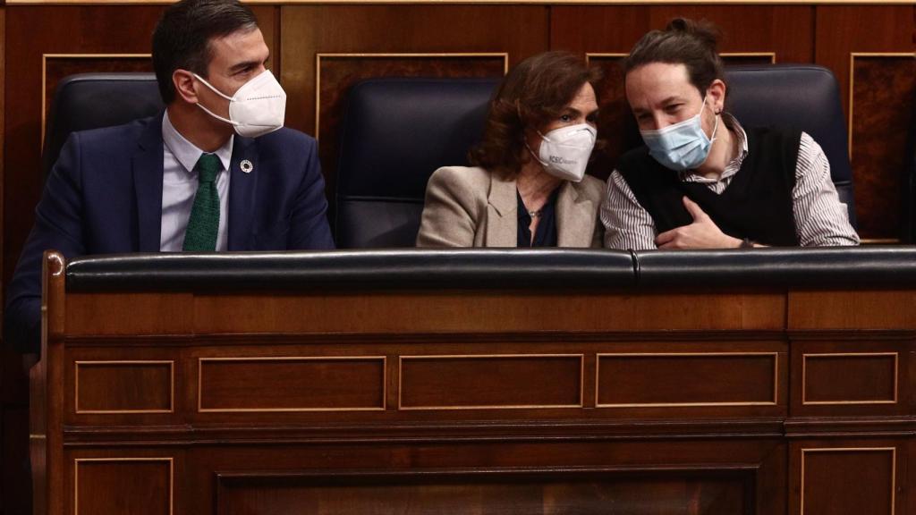 Pedro Sánchez, Carmen Calvo y Pablo Iglesias en el Congreso de los Diputados.