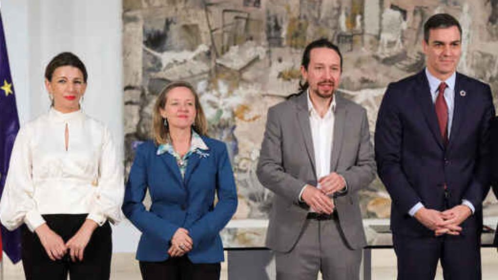 Yolanda Díaz, Nadia Calviño, Pablo Iglesias y Pedro Sánchez, en Moncloa.