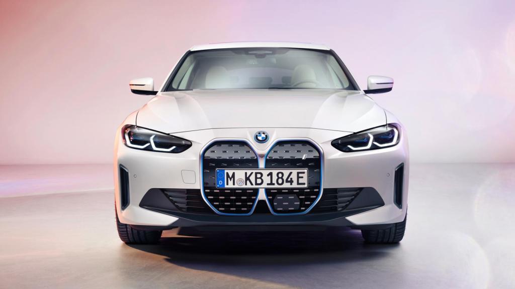 Al ser un coche eléctrico la parrilla no necesita entradas de aire para refrigerar.