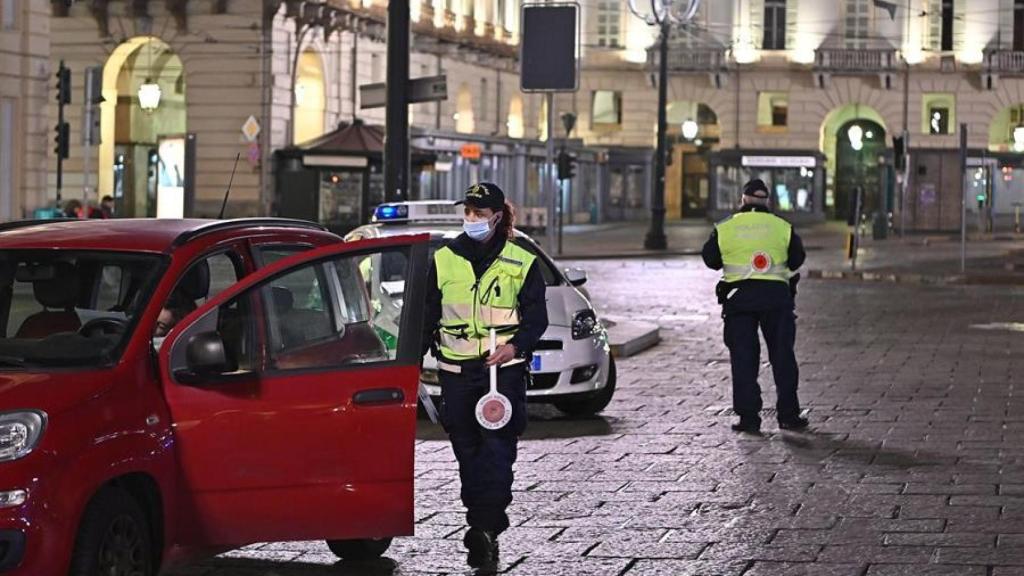 Una plaza de Turín, durante el confinamiento.