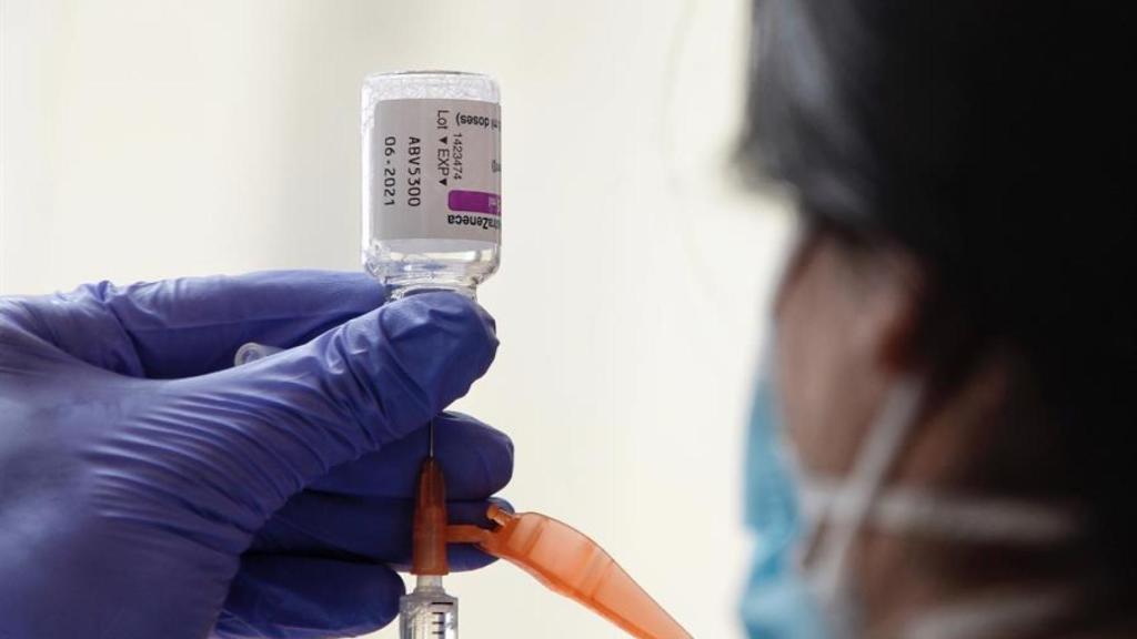 Un sanitario preparando una dosis de la vacuna contra la Covid-19.