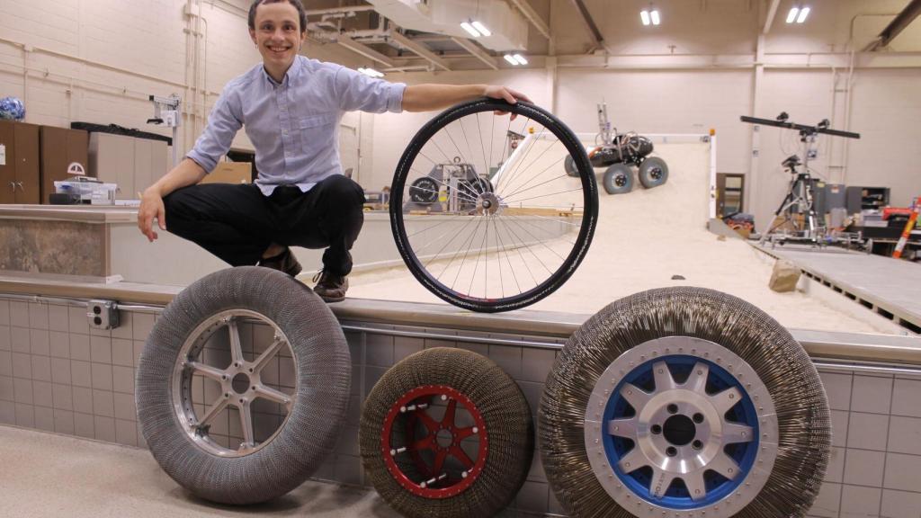 Rueda de bicicleta comparada con las desarrolladas por la NASA