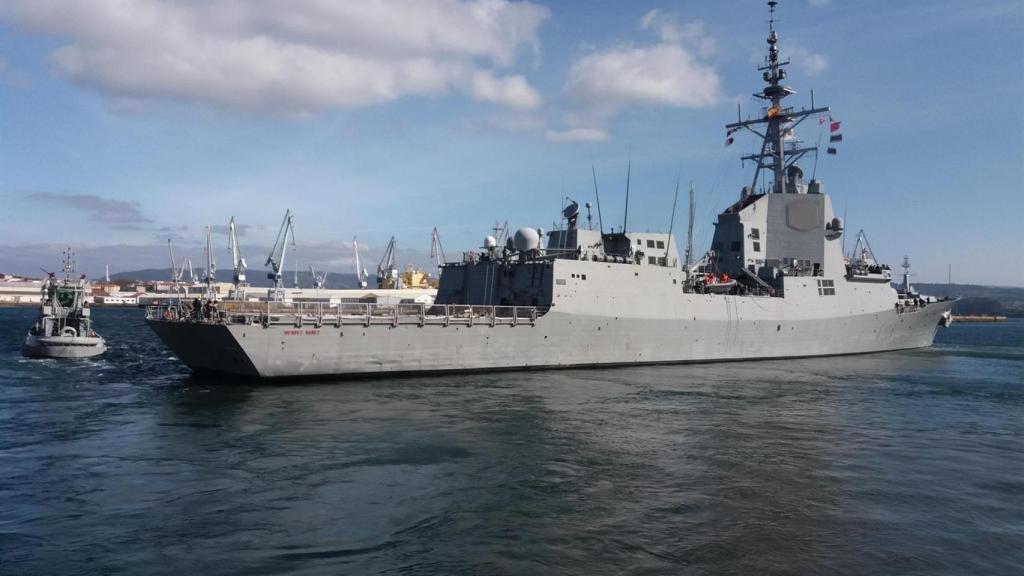 La fragata ‘Méndez Núñez’ zarpa del Arsenal Militar de Ferrol.