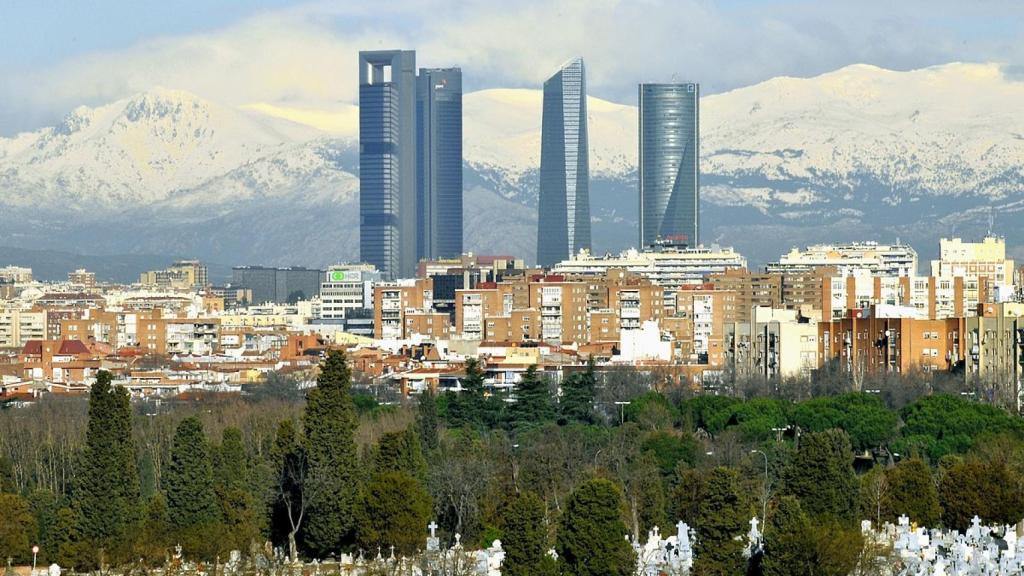 Vista de las cuatro torres y, al fondo, la sierra de Guadarrama.