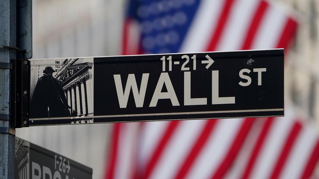 Un indicador de Wall Street frente a la sede de la Bolsa de Nueva York.