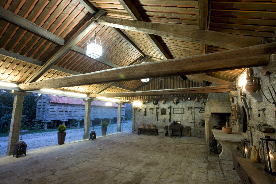 El alpendre, los aperos de labranza y el hórreo