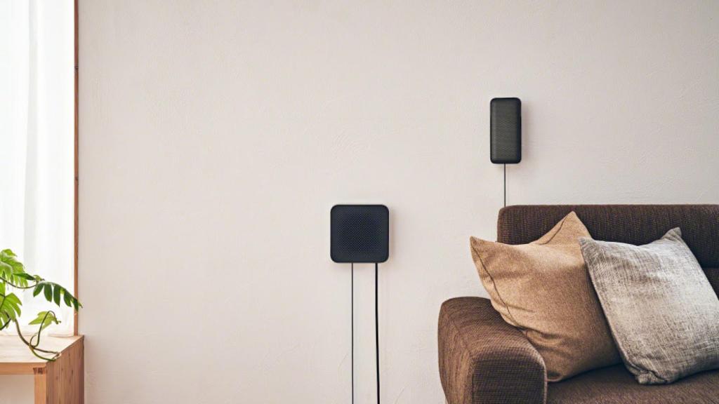 Altavoces traseros conectados al receptor inalámbrico