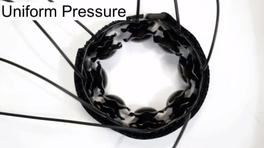 Uno de los prototipos de pulseras EMG que está probando Facebook