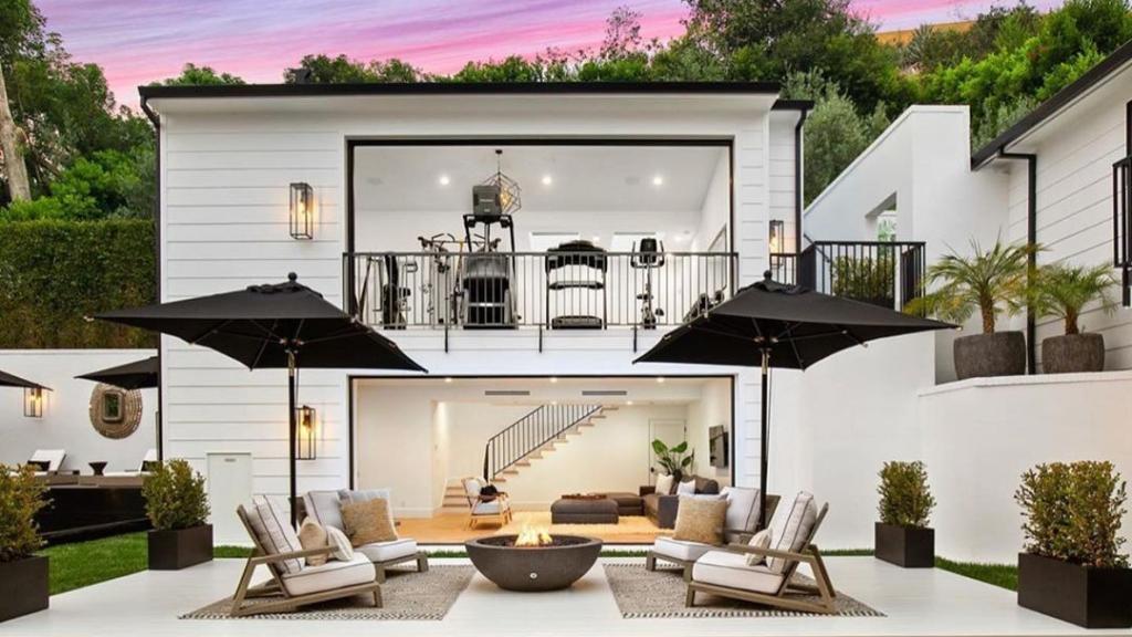 Una de las zonas exteriores de la nueva mansión de Rihanna en Beverly Hills.