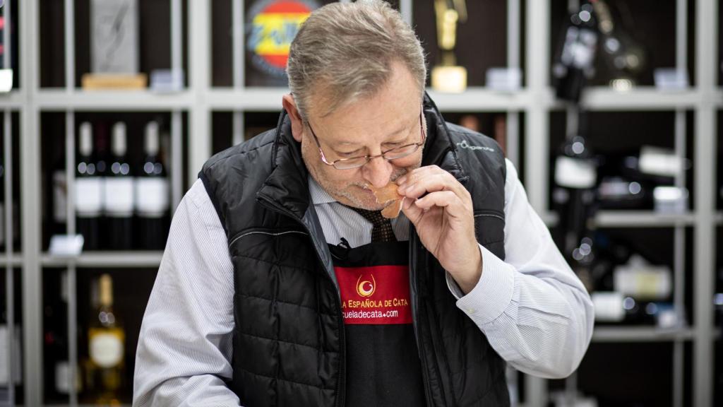 El experto examinador sensorial Carlos huele cada uno de los jamones para percibir sus aromas.